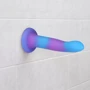 Светящийся в темноте фаллоимитатор ADDICTION - Rave - 8" Glow in the Dark Dildo - Blue Purple: Мошонка Нет